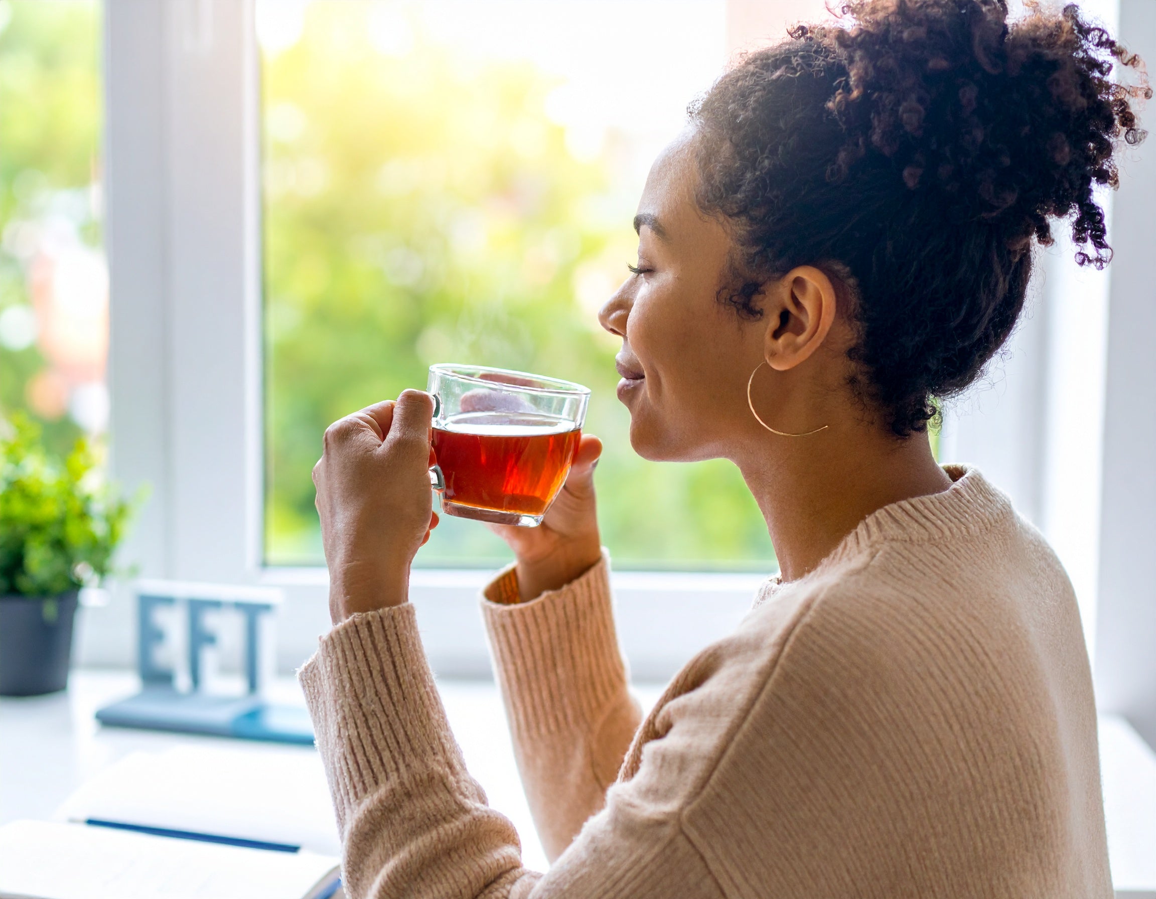Kopje kruidenthee als rustmoment tijdens stressvolle dagen