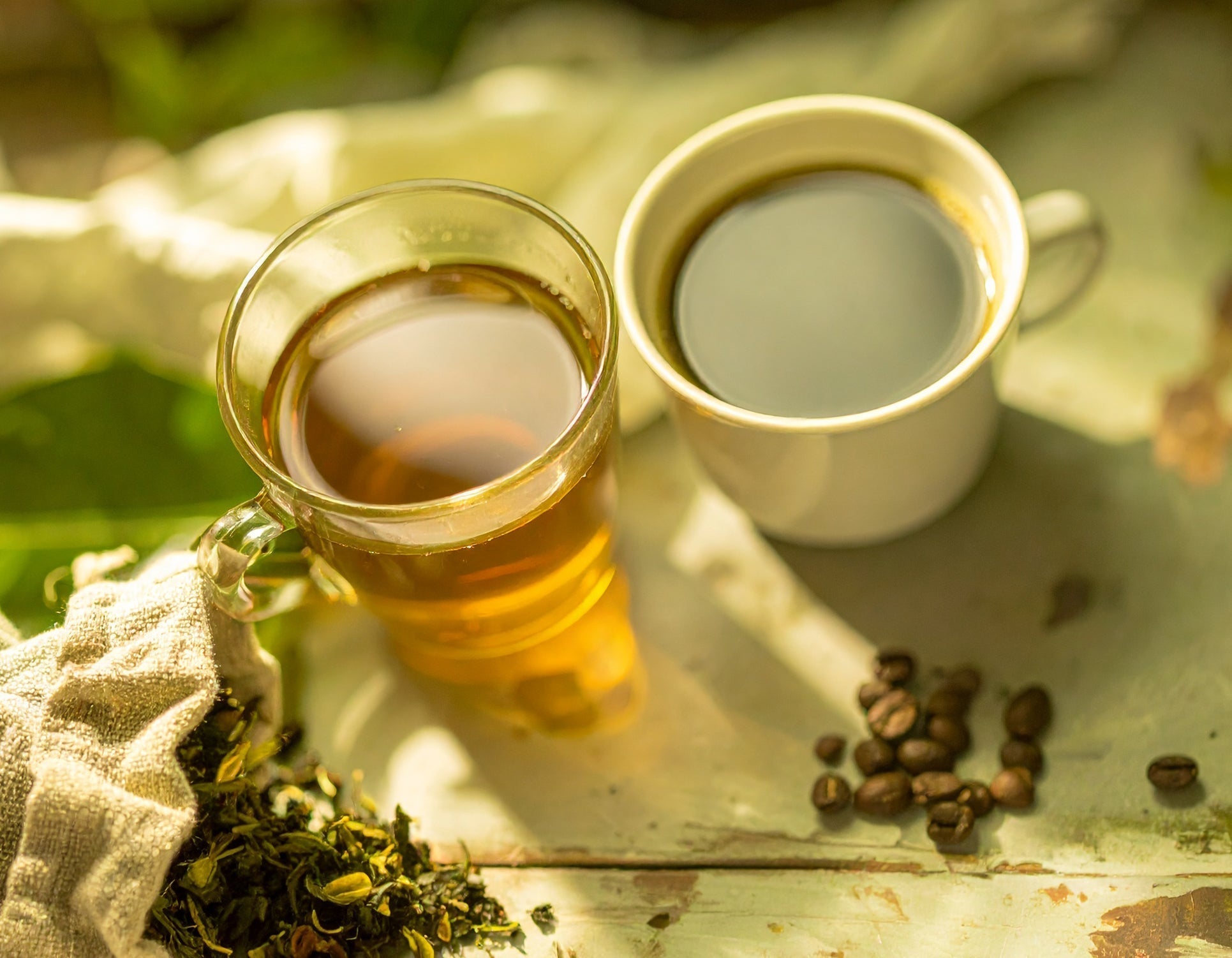 Kopje Hojicha thee als alternatief voor koffie, met warme tinten en stoom.