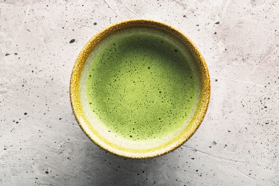 Biologische Japanse matcha in kom met chasen – premium groene thee rijk aan antioxidanten, geschikt voor traditionele theeceremonie en matcha latte.