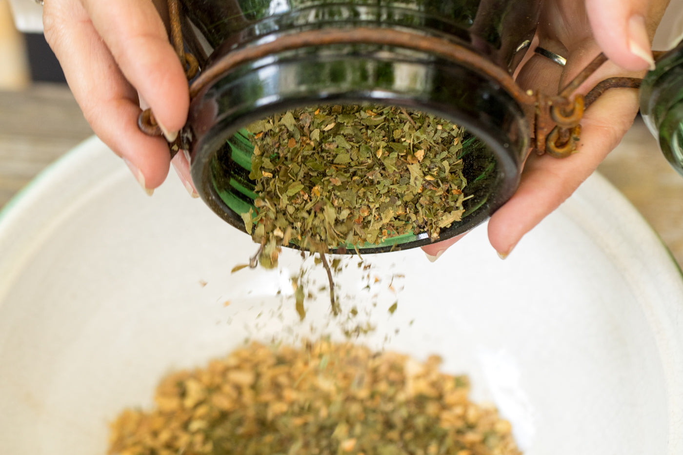 Meidoorn gietend uit een pot