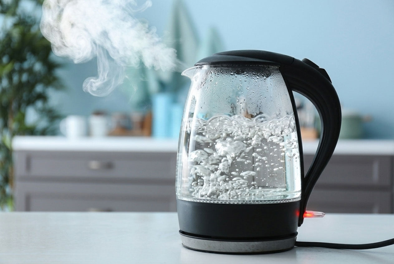 Waterkoker op het aanrecht voor de thee