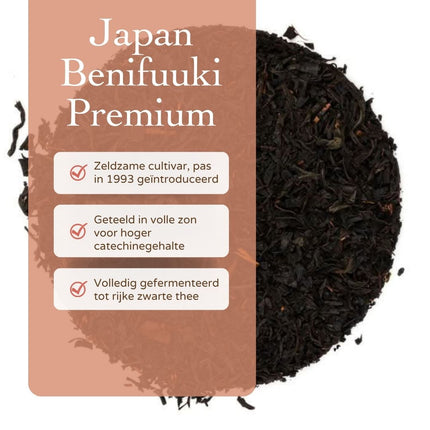 Close-up van losse biologische Japan Benifuuki thee op een witte achtergrond met Nederlandse tekst over deze Japanse zwarte thee.