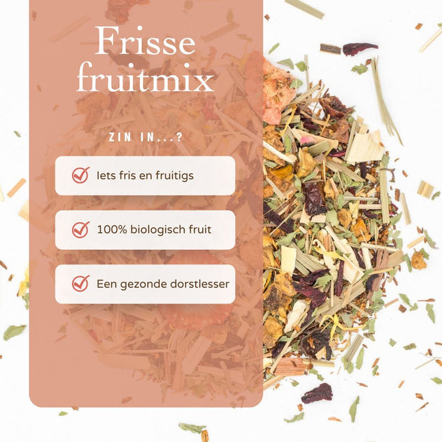 Losse biologische Frisse Fruitmix thee van De Theeplantage op een witte ondergrond met perzikkleurige gloed en de tekst Frisse fruitmix.