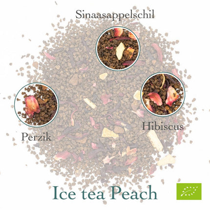 Losse biologische zwarte Assam-thee met sinaasappelschil, perzik en hibiscus op wit, met productnaam en biologisch label in beeld.