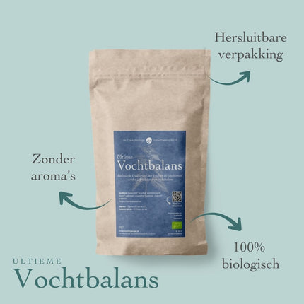 Een bruin hersluitbaar pak De Theeplantage Ultieme Vochtbalans Biologisch losse kruidenthee staat op een lichtblauwe ondergrond, met blauwe labeltekst over 100% biologische kruiden met berkenblad en zonder toegevoegde aromas.