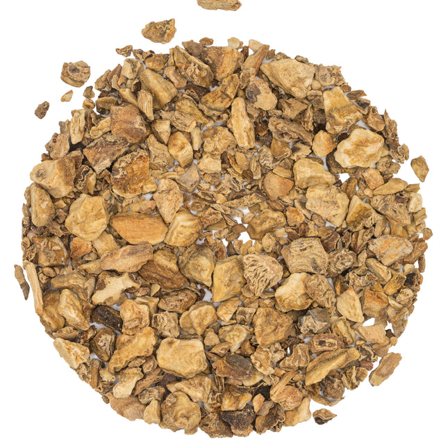 Ronde hoop Duivelsklauw biologisch gesneden wortel van De Theeplantage op een witte ondergrond.