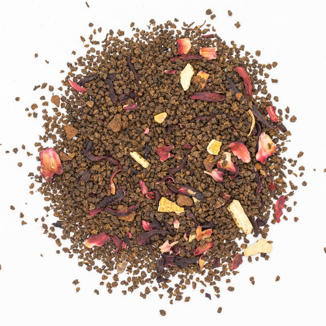 Losse biologische ijsthee perzik van De Theeplantage met donkerbruine theegranulaat, gedroogde bloemen en stukjes fruit.