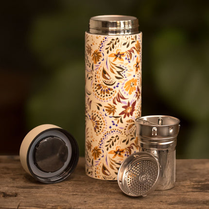 De Yoko Design drinkfles Marbella 350 ml van roestvrij staal staat op hout, met losse dop, thee-infuser en zeef erbij.