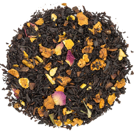 Close-up van Santas Brew biologische kerstthee van De Theeplantage met losse Assam thee, stukjes fruit, bloemen en kruiden.