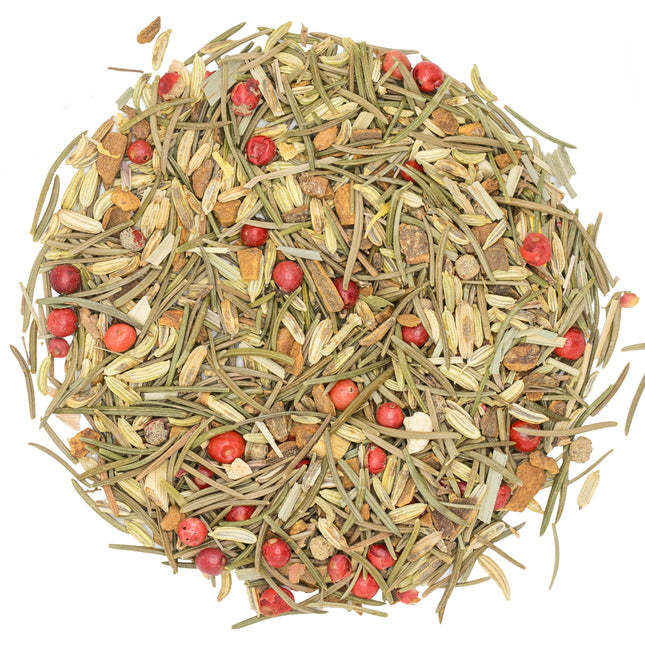 Ronde hoop biologische losse kruidenmix Spar & Sparkle van De Theeplantage met rozemarijn, venkelzaad, rode peper en stukjes wortel op een witte ondergrond.