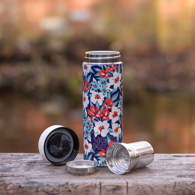 Geïsoleerde drinkfles Casablanca 350 ml van Yoko Design staat op een houten buitenoppervlak met losse dop, thee-infuser en zeef.