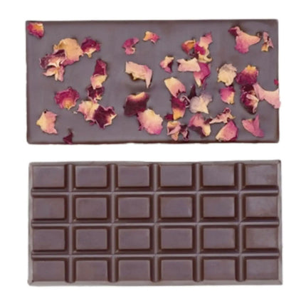 Twee repen biologische pure chocolade van Mon jardin chocolaté, één met rozenblaadjes en één met klassieke vakjes, liggen op wit.