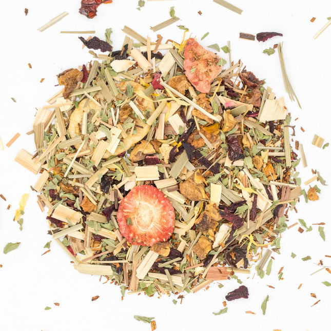 Frisse Fruitmix biologische losse thee met stukjes gedroogde aardbei, citroengras, hibiscusbloesem en andere vruchten en kruiden op een witte ondergrond.