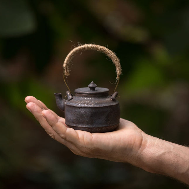 Japanse theepot 180 ml – handgemaakt keramiek met goudglazuur