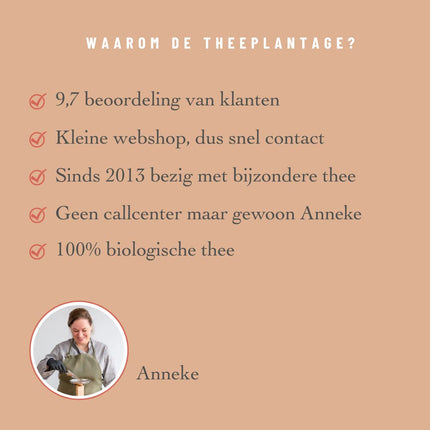 Lichtbruine achtergrond met tekst over De Theeplantage: kleine webshop, biologische kruidenthee sinds 2013, contact met Anneke.
