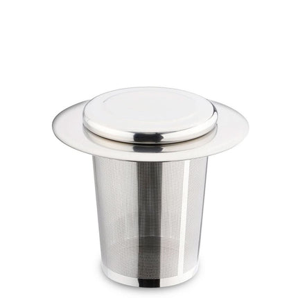 RVS theefilter met brede rand en plat deksel, fijnmazig, passend op elk theekopje voor losse thee of kruiden.