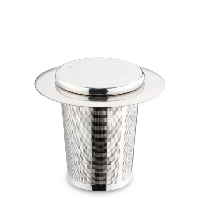 RVS theefilter met brede rand en plat deksel, fijnmazig, passend op elk theekopje voor losse thee of kruiden.