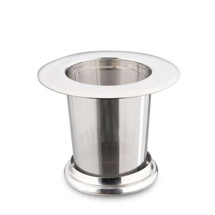 Roestvrijstalen theezeef met brede rand, fijnmazig en passend op een theekop of theepot voor het filteren van losse thee of kruiden.