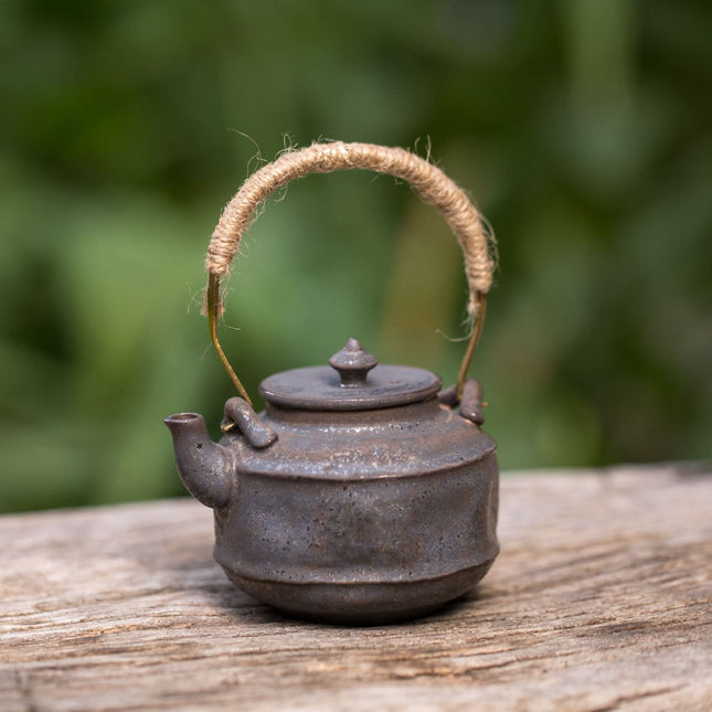 Japanse theepot 180 ml – handgemaakt keramiek met goudglazuur