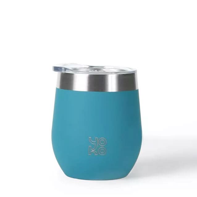 Een tealkleurige geïsoleerde theemok van 250 ml met deksel, roestvrijstalen rand en Yoko op de voorkant.