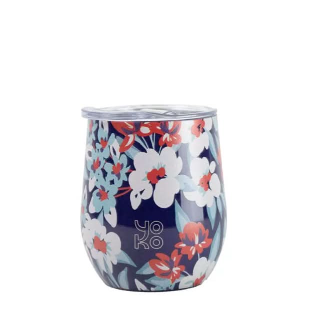 Donkerblauwe geïsoleerde mok met doorzichtige deksel, witte, rode en blauwe bloemenprint en YOKO op de onderzijde.