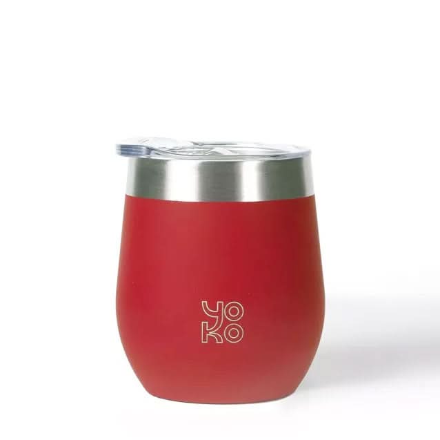 Rode dubbelwandige RVS mok van 250 ml met helder plastic deksel en het woord yoko in wit, geschikt voor thee of kruiden.