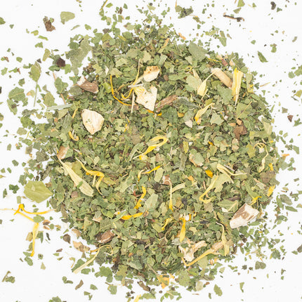 Losse biologische kruiden thee van De Theeplantage met bladeren, wortels en gele bloemblaadjes op een witte achtergrond.